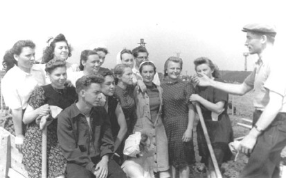 Студенты и аспиранты истфака на строительстве нового здания Московского университета (крайний справа – Ю.В. Бромлей). 1949 г.
